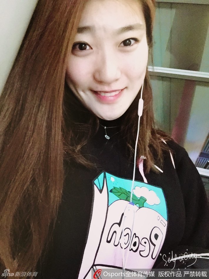 李梦身穿休闲卫衣，对着镜头嘟嘴卖萌，搞怪的表情与她1米82的高挑身材形成反差萌，显得十分俏皮可爱。