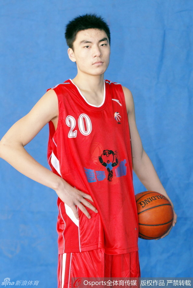 冷面杀手李晓旭在比赛中神情冷峻，面对防守球员果断出手，眼神中透露着坚定与杀气