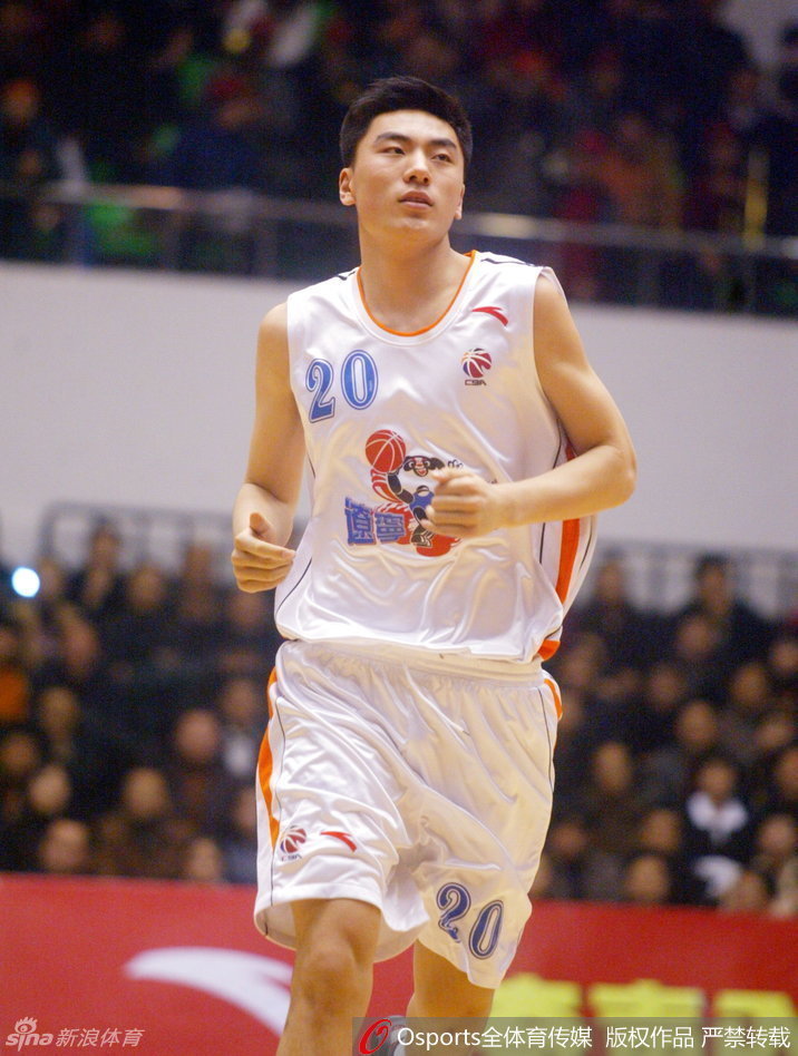 篮板悍将李晓旭在多名对手头顶高高跃起，用标志性的篮板球姿态将球牢牢控制在手中