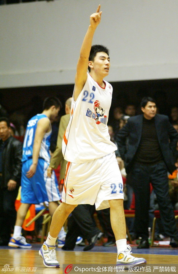 从小二到二哥的转变，李晓旭身披辽宁队22号战袍，从一个青涩少年成长为球队的中流砥柱