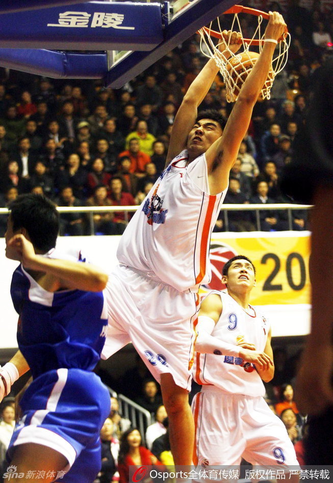 坎坷国家队经历的李晓旭身披国家队战袍，神情坚毅，虽历经失败与伤病，但为国征战的初心不改