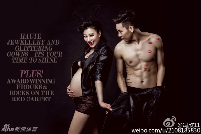 冯欣温柔地亲吻妻子高高隆起的孕肚，肚皮上画着俏皮的猴子图案，满屏都是即将为人父母的喜悦与甜蜜。