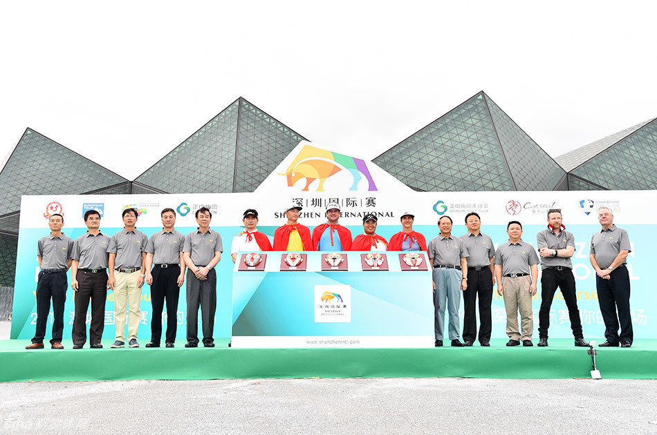 张小宁先生手持话筒致辞，背景是巨大的赛事标识，神情庄重而充满期待