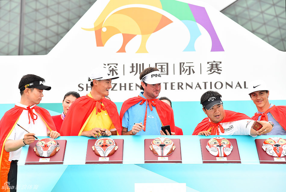 阿菲巴笑容满面手持自拍杆，与身旁威风凛凛的美猴王留下欢乐的合影瞬间