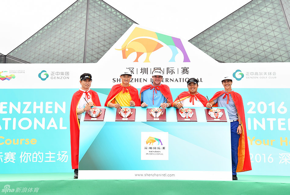 所有嘉宾与美猴王并肩而立，在启动仪式背景板前绽放笑容，留下意义非凡的大合照