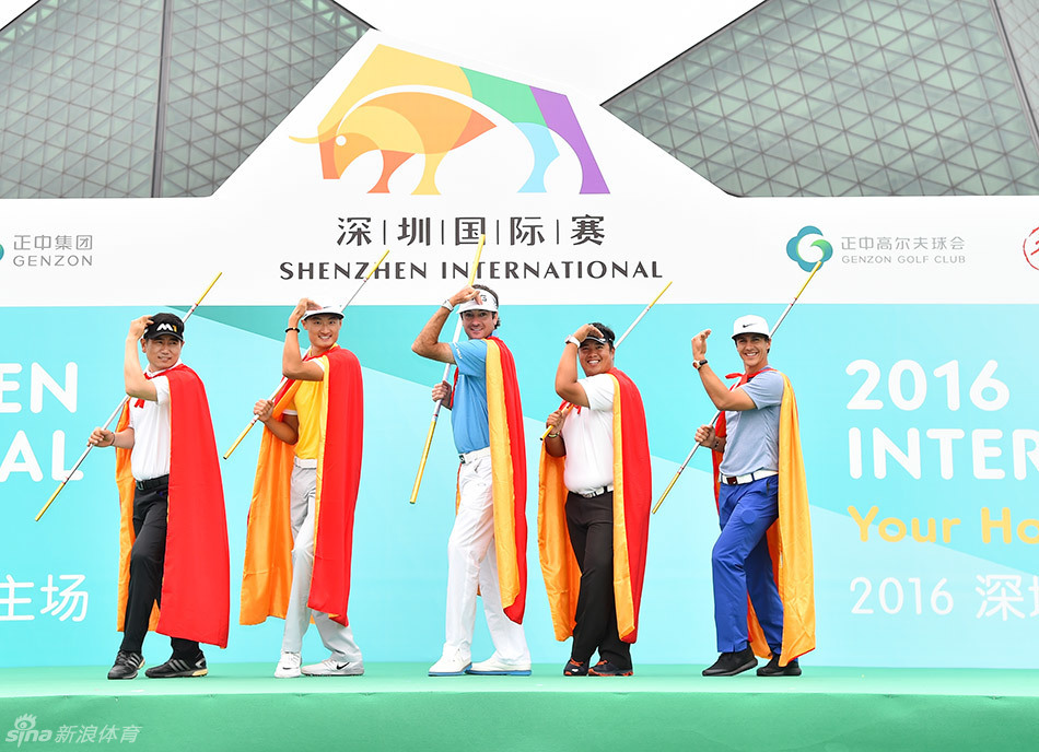 挥挥兴奋地舞动赛事旗帜，彩色旗帜在空中划出充满动感的弧线，象征赛事正式启航