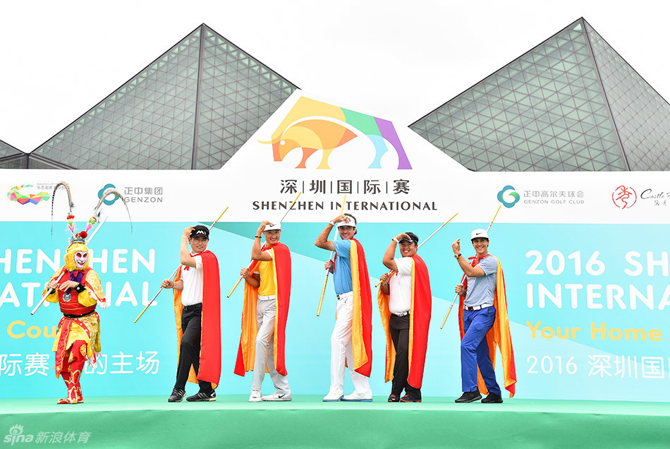 艺术家手持画笔，屏气凝神为画卷上的美猴王点染睛芒，赋予其灵动神采