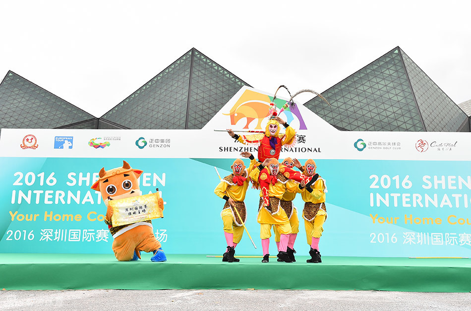 挥挥与美猴王击掌互动，现代运动活力与传统神话角色碰撞出友谊与欢乐的火花