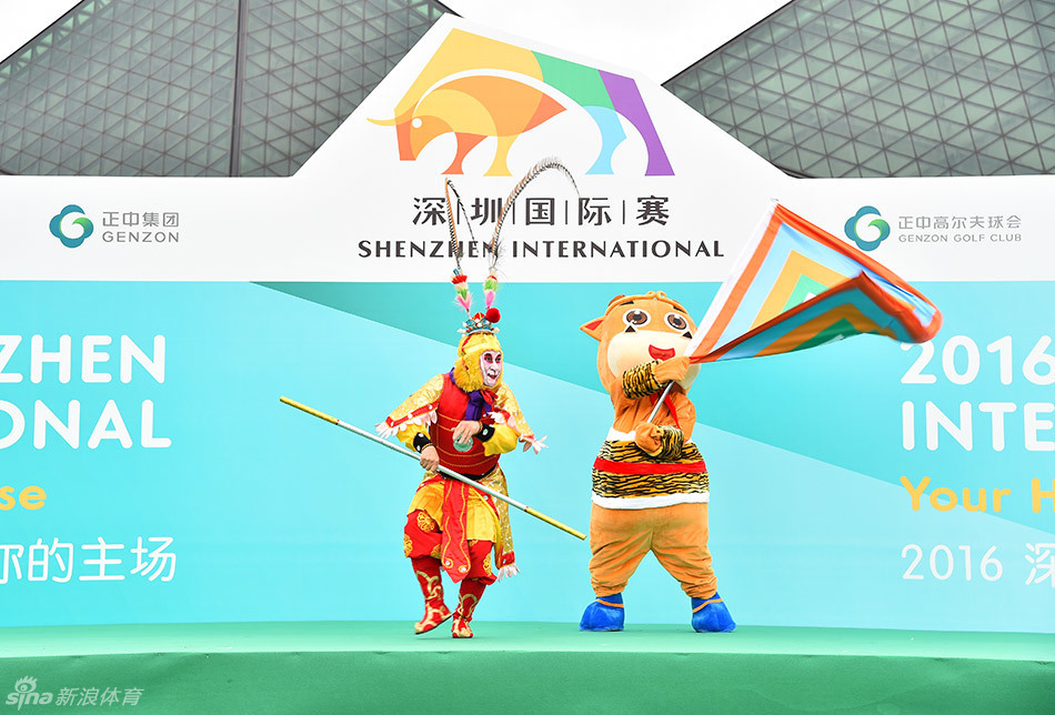 启动仪式全景定格，舞台绚丽，嘉宾云集，共同见证这一高尔夫赛事与文化盛宴的开启