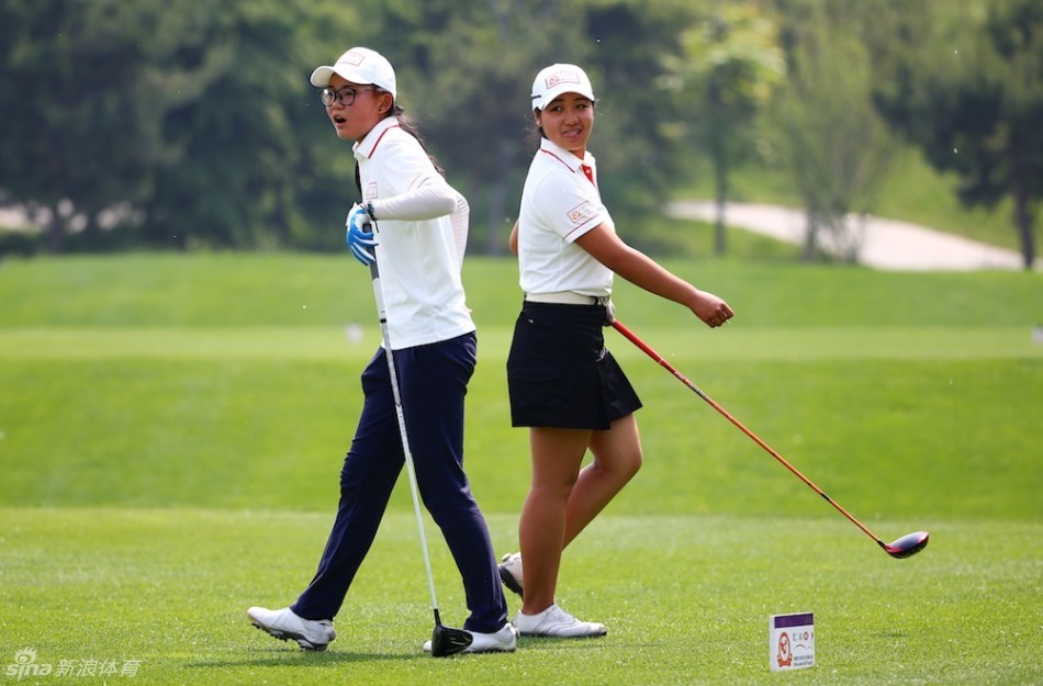 男子A组领先者邢艺馨在球道上专注观察线路，准备关键一击