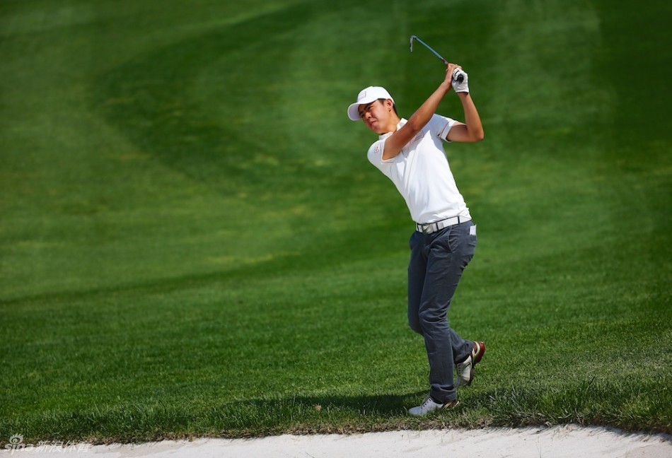 女子A组领先者张婧文在果岭上沉稳推杆，眼神坚定