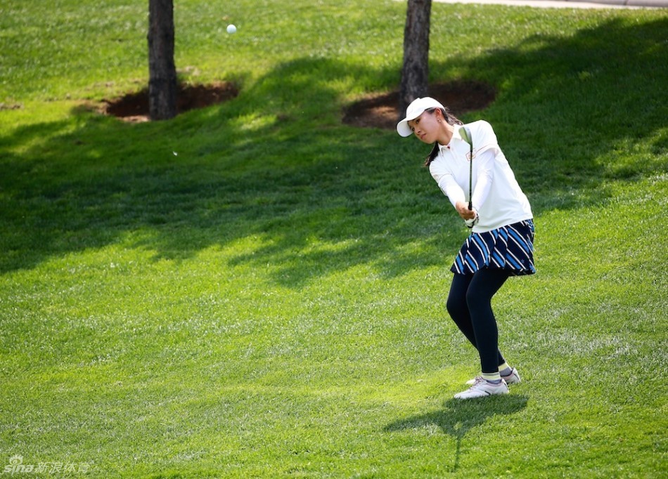 球员马子涛在全神贯注地处理果岭边的切杆，姿势标准