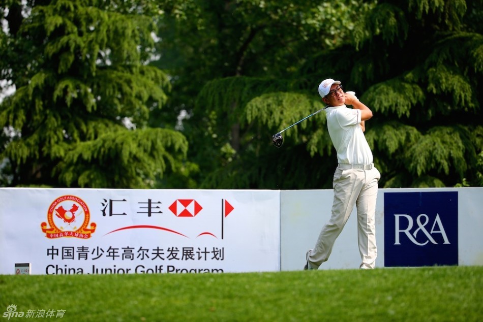 球员刘若彤在沙坑中冷静救球，沙粒飞溅的瞬间充满力量感