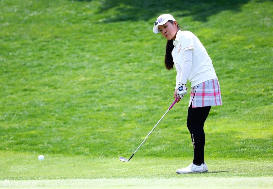 张婧文完成最后一推后从容收杆，脸上洋溢着自信的微笑