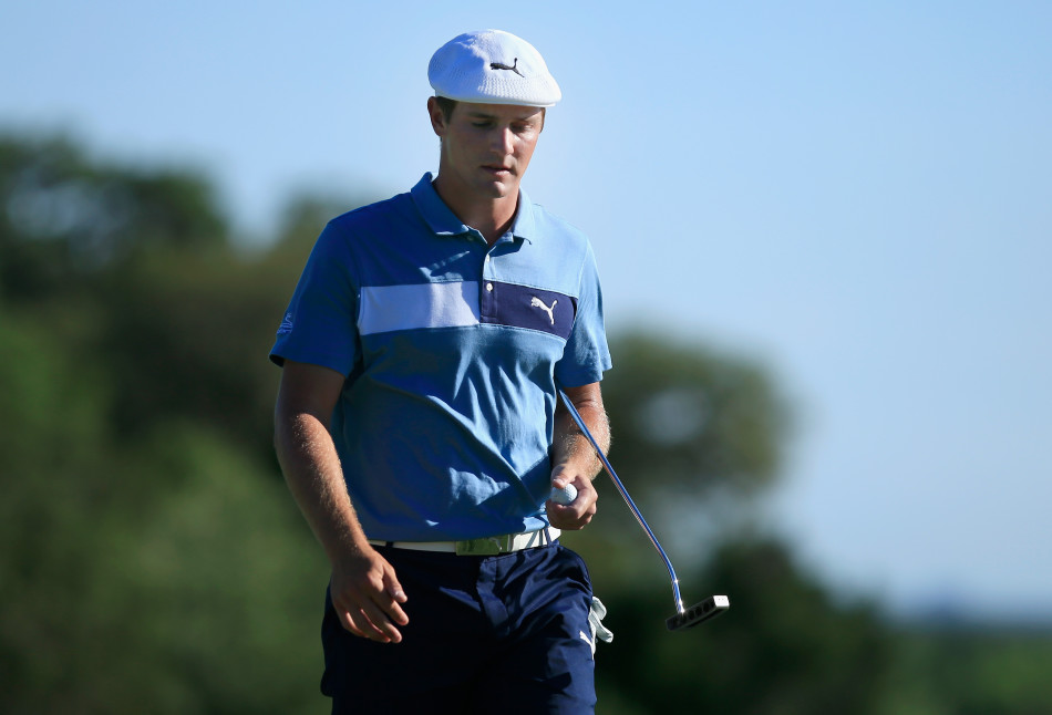 菲尔·米克尔森在球道上审视下一杆的击球策略，眉头微蹙，正在努力寻找摆脱平澹状态的关键。