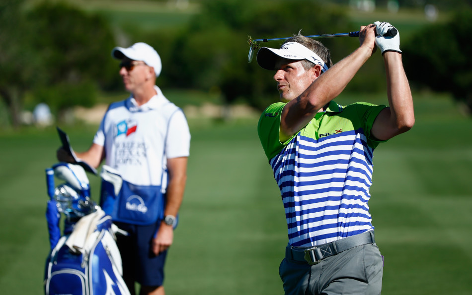 查尔斯·霍夫曼完成挥杆后身体保持平衡，目光如炬地望向空中飞行的小球，评估着这一击的效果。