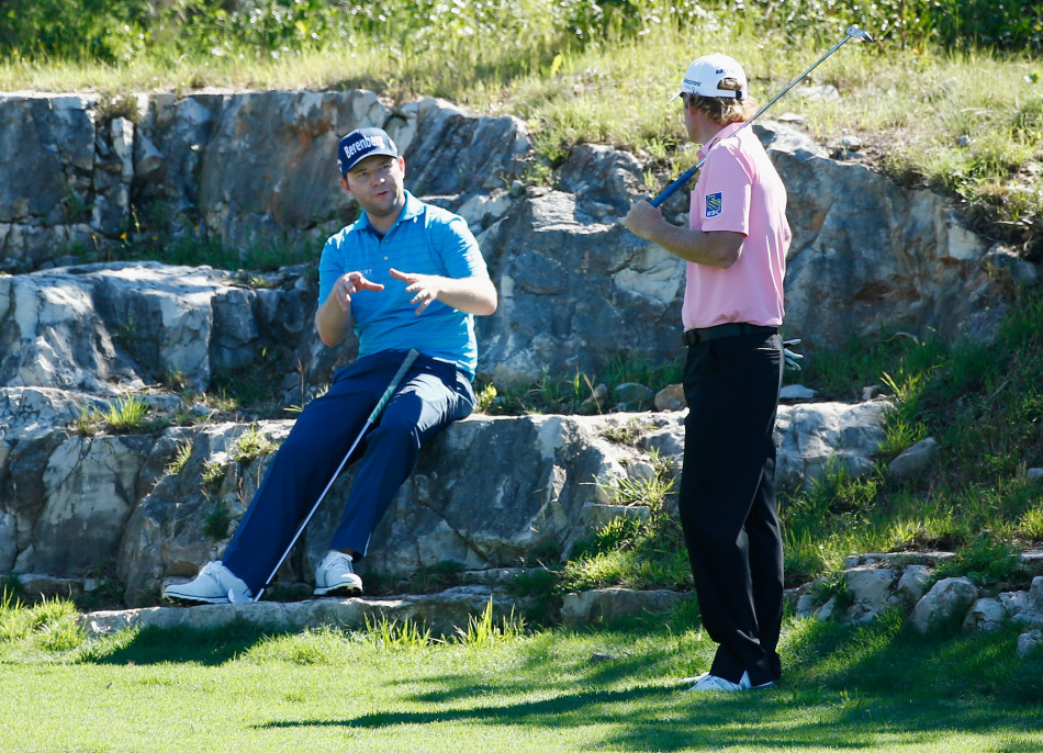 布莱森·德尚博独自站在果岭边陷入沉思，晋级压力让他不得不重新计算接下来的每一步策略。