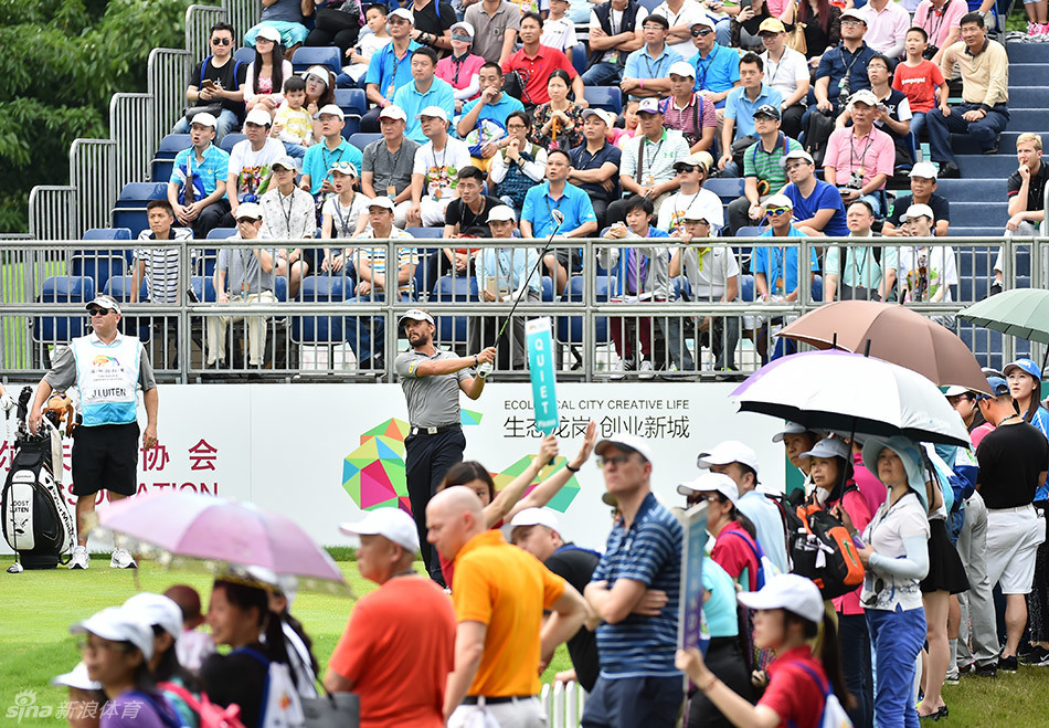 球员在观众的注视下完成优雅而有力的全挥杆，草屑随杆飞起