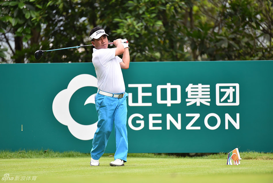 比赛进行中，球员与球童一同在球道上步行，商讨下一杆策略