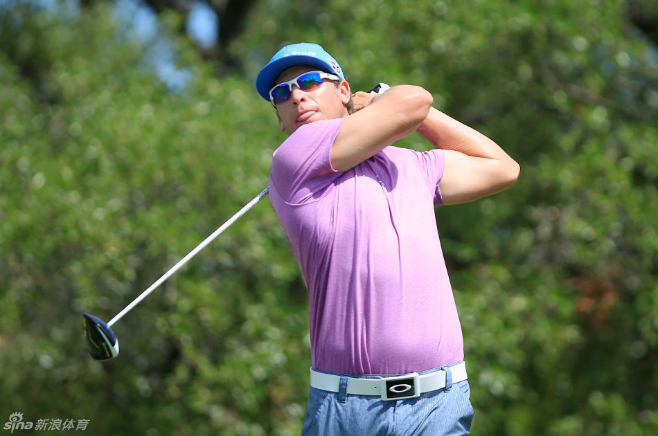 瑞奇·巴恩斯在TPC圣安东尼奥球场第18洞凝神观察球路,领先优势让他对决赛轮充满期待