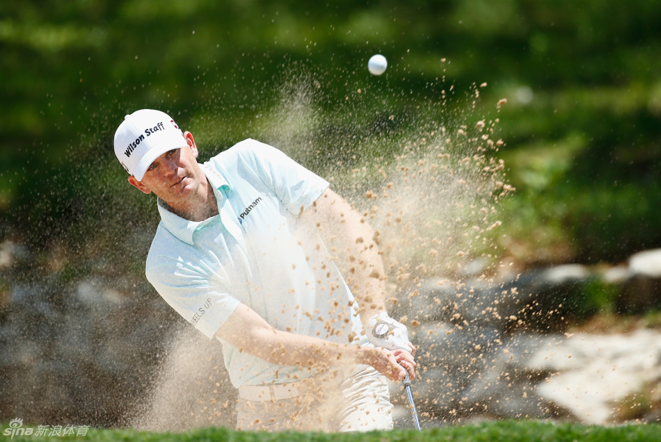 帕特里克·瑞德推杆瞬间表情专注,主场作战的他决心向冠军发起冲击