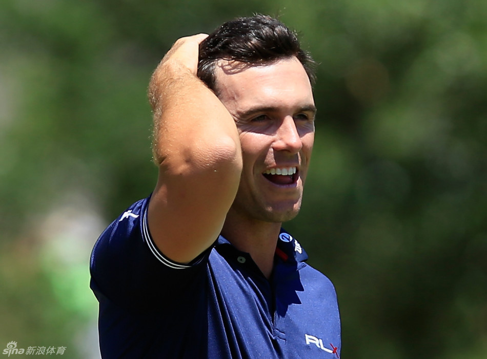 比利·霍雪尔推球进洞后展露笑容,本轮67杆的佳绩让他重燃争冠希望