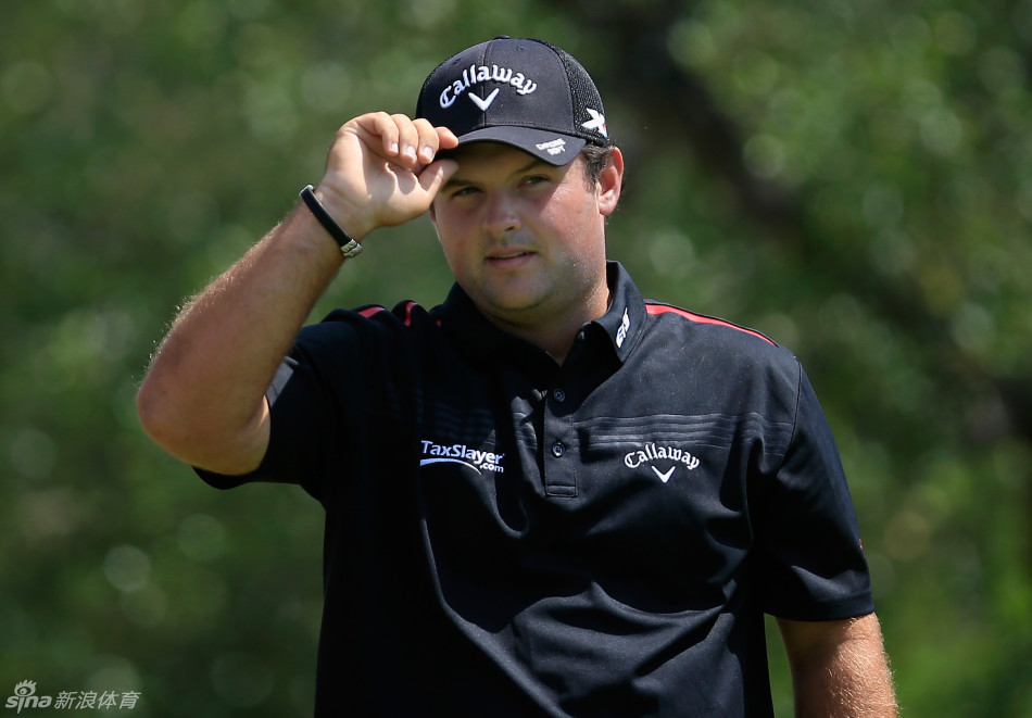 比赛现场观众聚集在果岭周围,屏息凝神观看选手挑战关键推杆