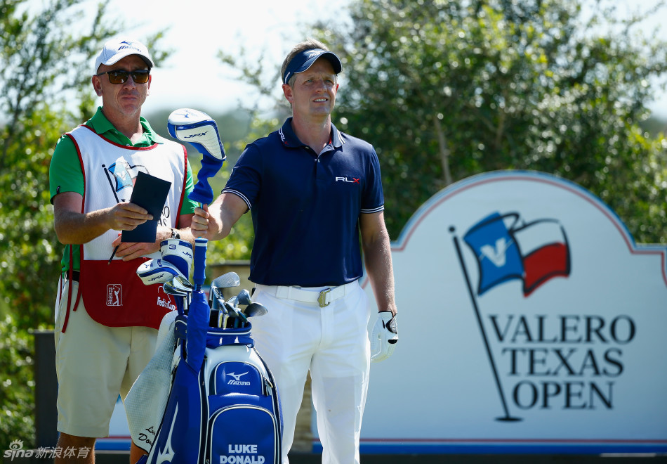 卢克·唐纳德在球道上精准攻果岭,优雅的挥杆彰显前世界第一的风范