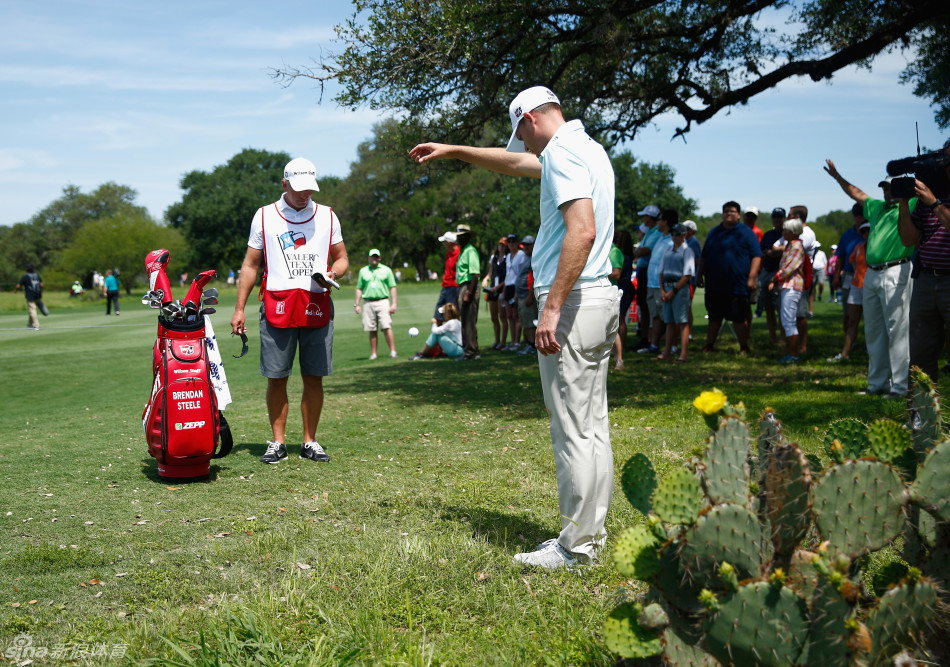 布伦丹·斯蒂尔在长草中冷静观察,寻求最佳策略以夺回领先位置