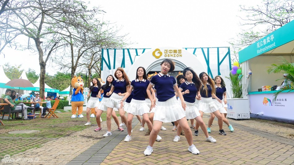 社交媒体互动墙前，观众们正在寻找自己为赛事加油点赞的照片，脸上充满惊喜