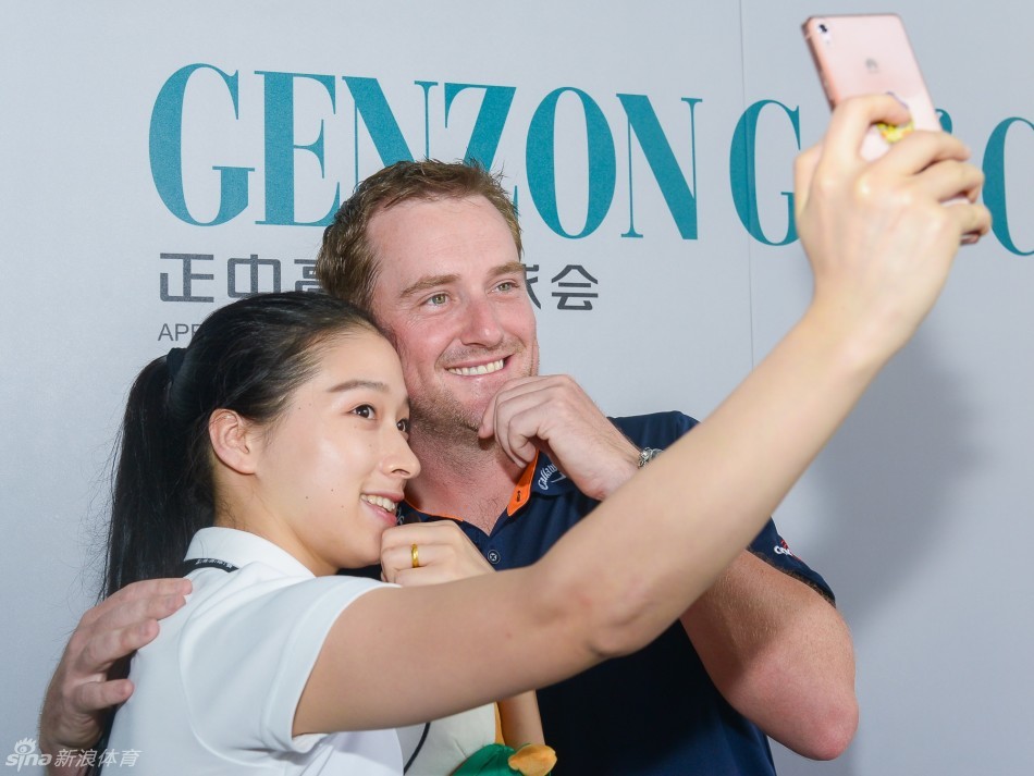 家庭观众在巨型高尔夫球模型前欢乐合影，孩子脸上绽放出天真无邪的笑容