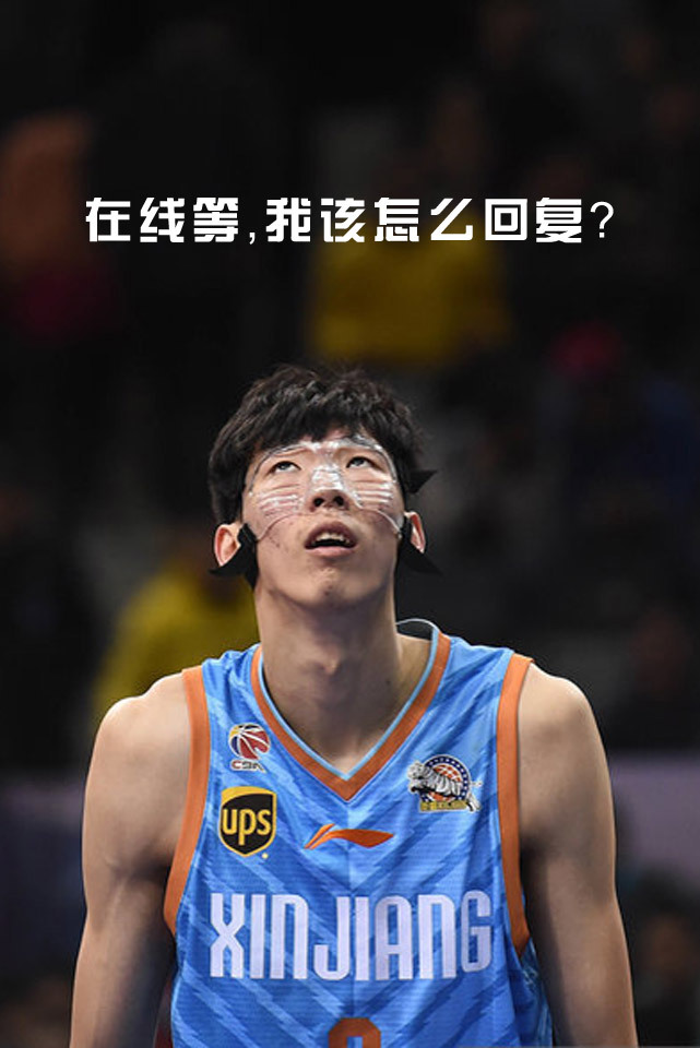 黑曼巴科比·布莱恩特眼神犀利如刀，在活动现场俯身侧耳，神情专注地对着身前的周琦面授机宜，背景的灯光让科比的轮廓格外坚毅