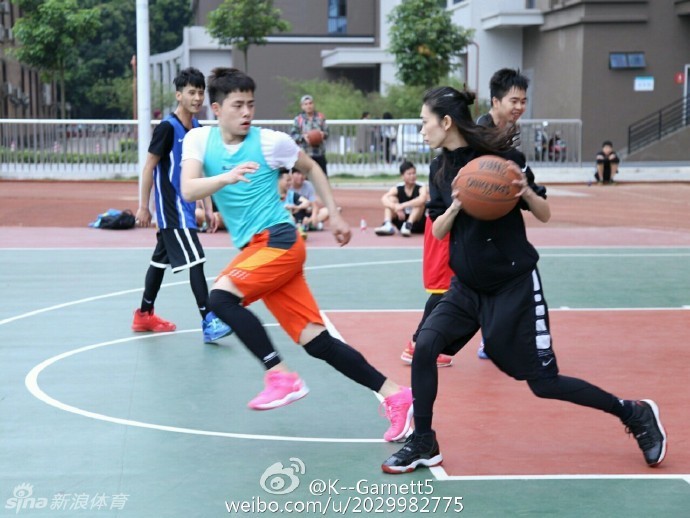 健身房里，她单手抓杠，核心收紧，纤细的手臂线条蕴含着强大的力量，汗水折射出努力的光芒