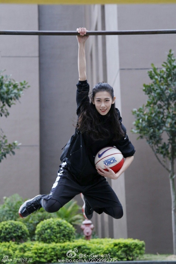 T台上的她身穿时尚潮服，步伐坚定自信，聚光灯下展现出与球场上截然不同的帅气风采