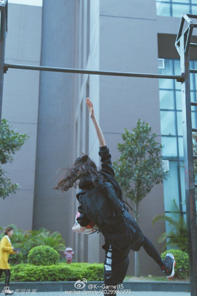 赛场上的她眼神专注，虚晃一枪后轻盈拉杆，身体在空中划出优美的弧线，篮球应声入网