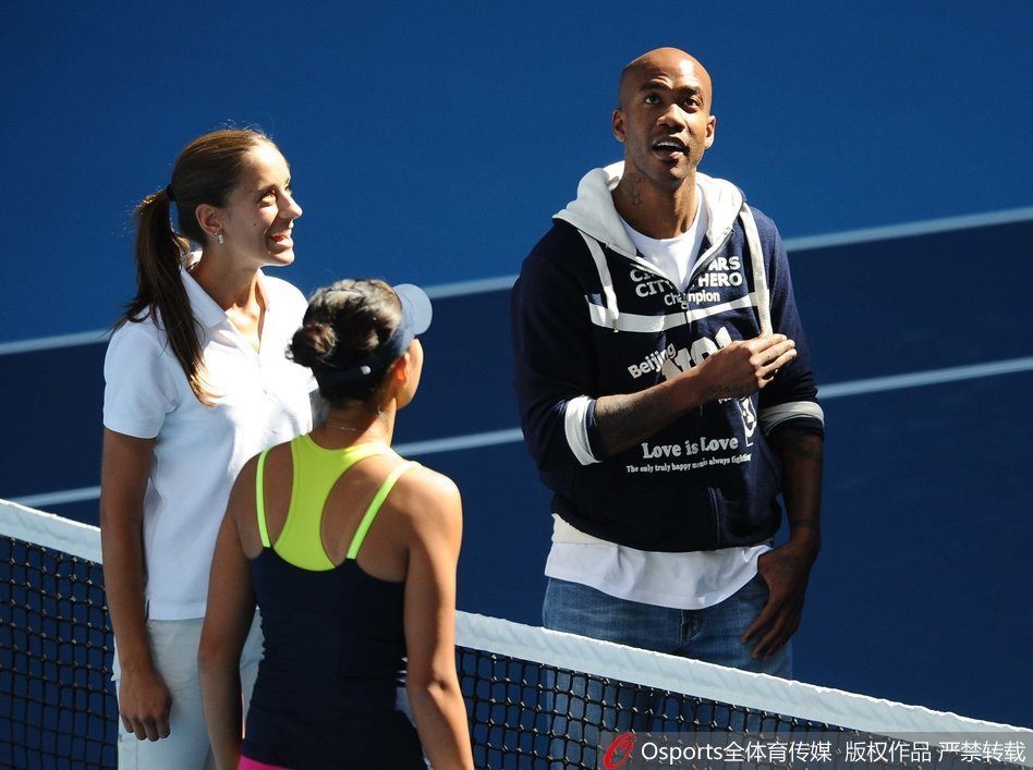 身着休闲装的马布里现身中网揭幕战，他作为挑边嘉宾在钻石球场与小球童击掌，现场球迷的欢呼声几乎掀翻屋顶