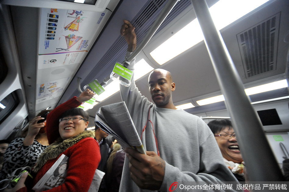 早高峰的地铁车厢里，马布里戴着耳机紧握扶手，周围是神情淡定的北京市民，他像普通上班族一样融入这座城市的公共交通脉搏