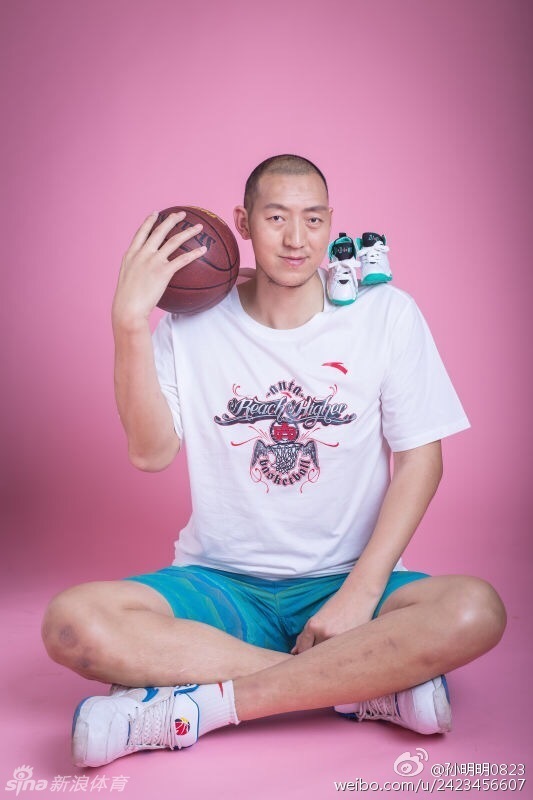 徐艳身穿优雅的孕妇长裙，孙明明在其身后轻抚爱妻孕肚，高大的身躯在爱人身边化作最坚实的依靠，画面定格在岁月静好的幸福瞬间。