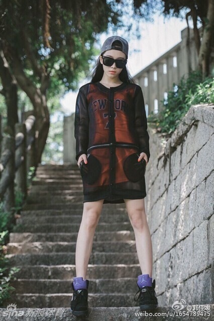 这张侧颜写真堪称光影艺术。低垂的眼帘，挺拔的鼻梁，在朦胧的背景下勾勒出一幅沉静而优雅的画卷，散发出淡淡的成熟韵味。