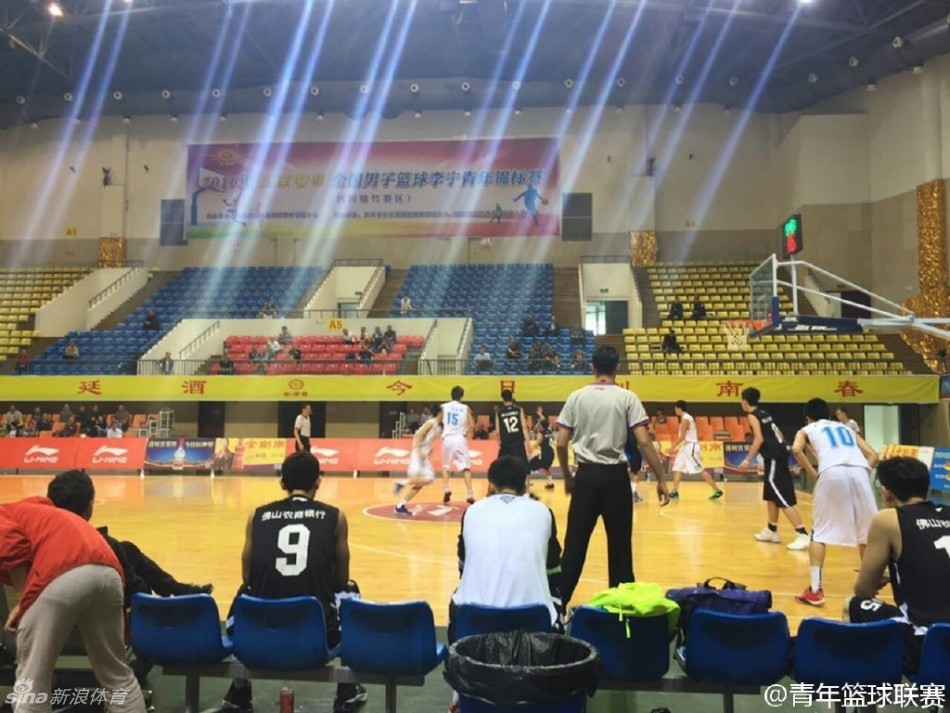 北京队与浙江队的比赛瞬间陷入白热化，裁判果断做出手势吹停比赛，球员们脸上写满了对胜利的渴望与不甘