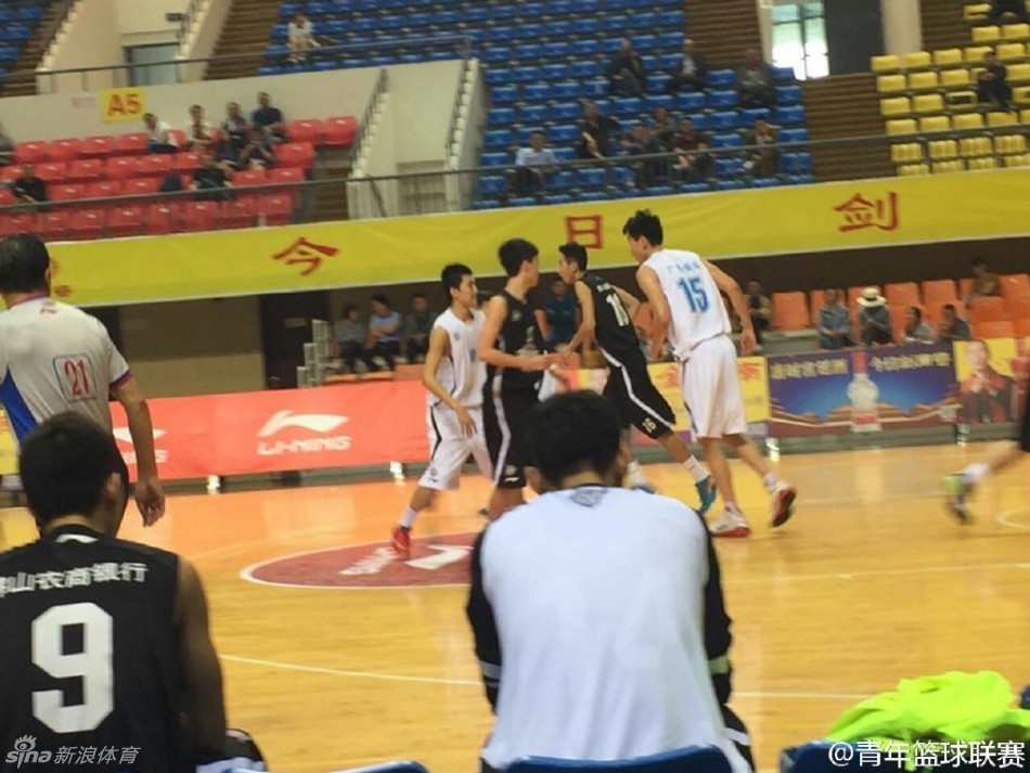 球场另一端，激烈的拼抢造成犯规，裁判示意罚球，全场目光聚焦于即将站上罚球线的年轻球员，这一刻时间仿佛都凝固了