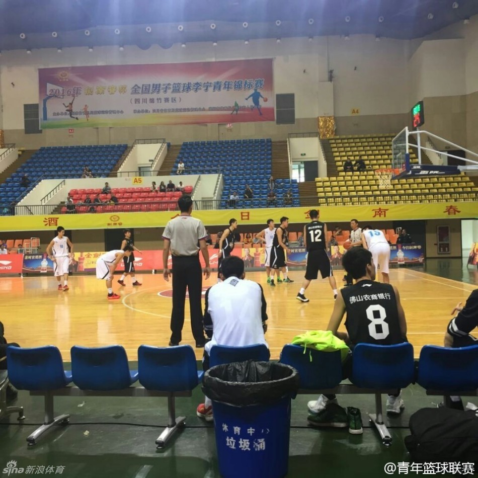 灯光下，年轻球员们赛后围成一圈相互鼓劲，他们眼中闪烁着对胜利的渴望和对未来的憧憬，这是属于中国篮球的明天