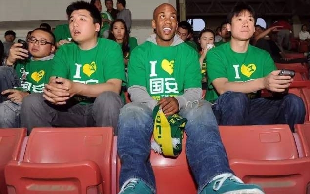 地铁车厢里，身穿国安队服的他虽然疲惫但难掩兴奋，身边是同样热情洋溢的球迷群体