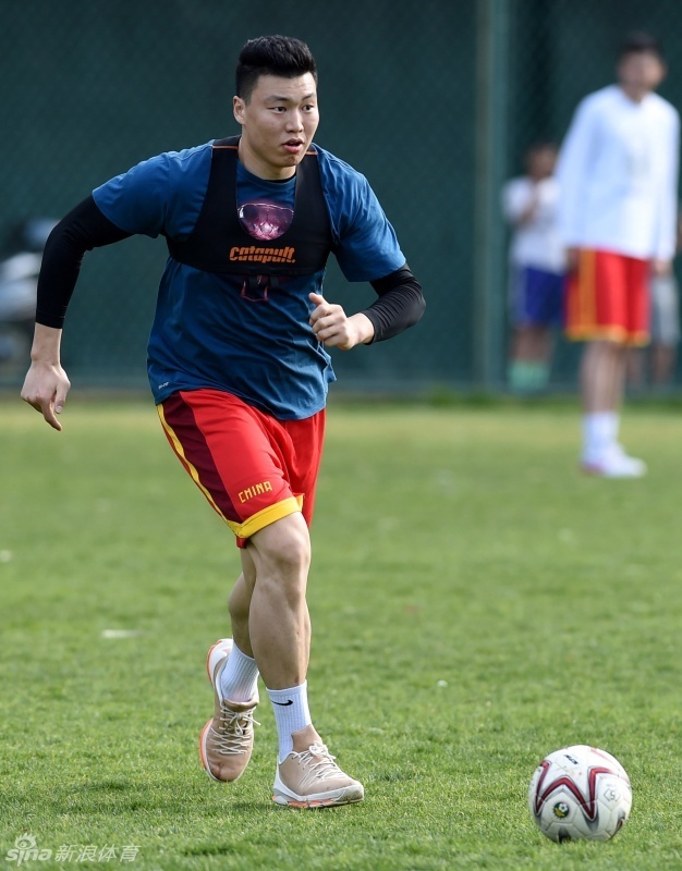 刘晓宇弯腰屈膝，双臂完全张开，像一张紧绷的弓一样紧贴着对手，展现出极其强悍的防守姿态