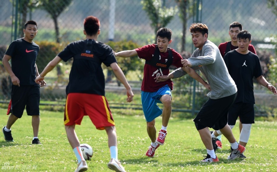 方硕双手扶膝，大口喘着粗气，脸上和脖子上满是汗水，每一滴汗水都折射出训练馆内的灯光