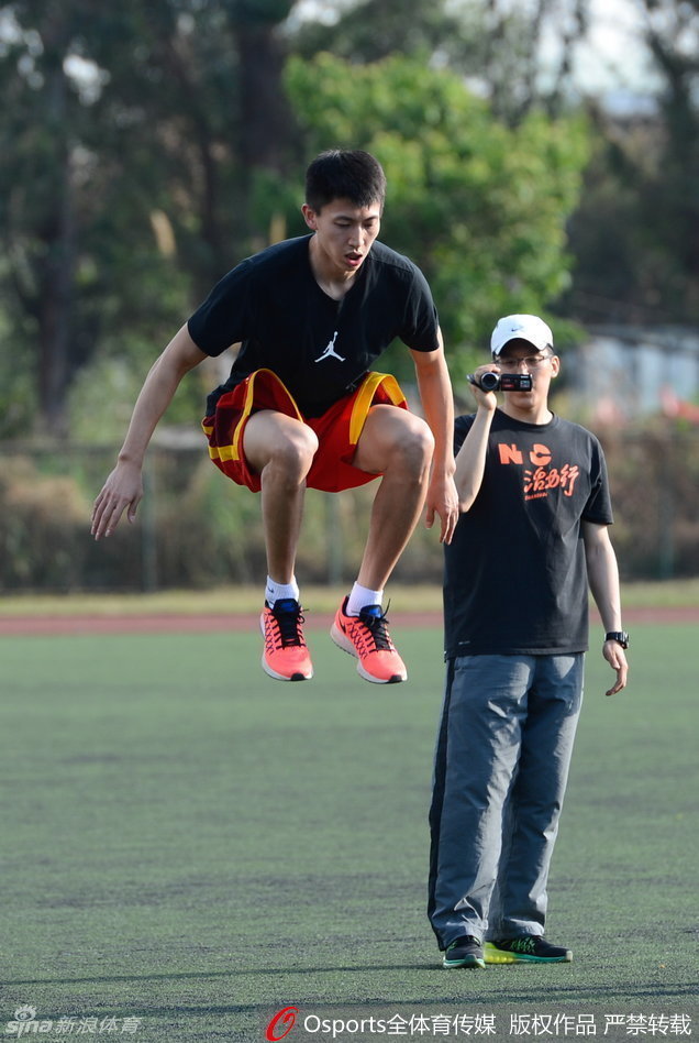 宫鲁鸣指导双手抱胸，目光如炬地观察着场上球员的跑动，他的沉稳与睿智，宛如定海神针般给予全队信心。