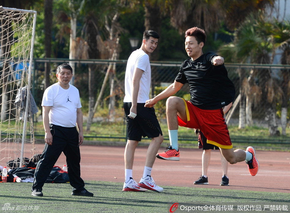 队长周鹏神情专注，他紧盯着助理教练手中的战术板，不断点头领会新的攻防变化，肩上的责任让他时刻不敢松懈。