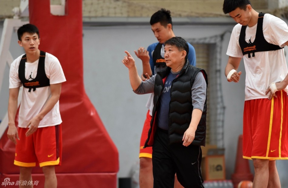 李根在三分线外张手投篮，皮球刚刚离手，他的眼神中满是自信与期待，仿佛这记远投已经穿越了高原的空气，直奔篮筐中心。