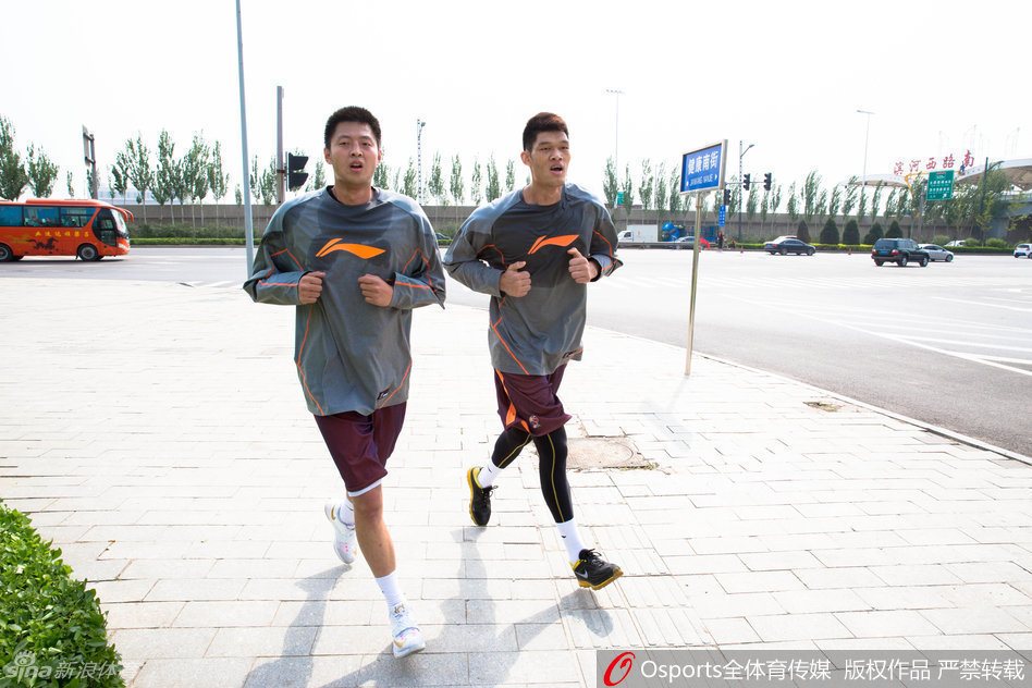 年轻球员张泽龙在底角出手三分，球在空中划过一道弧线，他脸上写满了对胜利的渴望和专注。