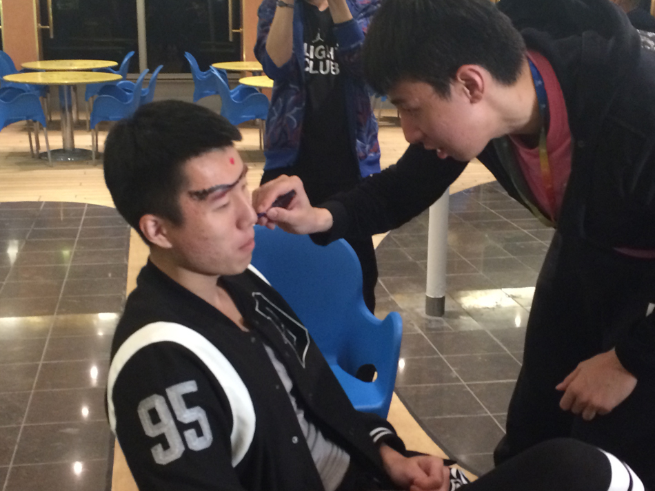 江苏肯帝亚男篮全体队员在歌诗达幸运号邮轮甲板上集结，背景是无垠的蔚蓝海面，海风吹拂着他们的球衣，象征着一次前所未有的跨界出征。